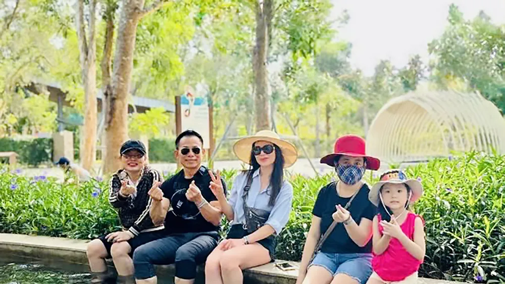 Du khách trải nghiệm dịch vụ ngâm chân phục hồi sức khỏe tại Minera Hot Springs Bình Châu (xã Bình Châu, TPHCM)