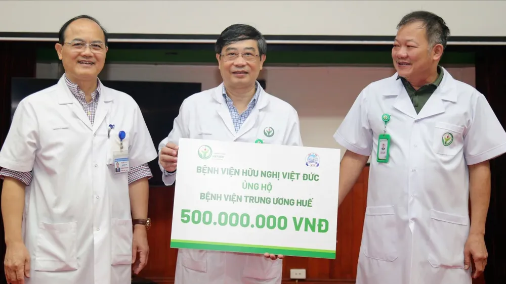 Bệnh viện Hữu nghị Việt Đức ủng hộ đồng bào, đồng nghiệp miền Trung