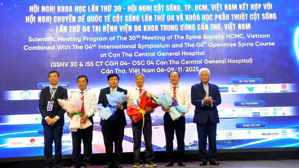 Bác sĩ đầu ngành ở Nhật Bản, Ấn Độ tham gia hội nghị chuyên đề quốc tế cột sống tại ĐBSCL