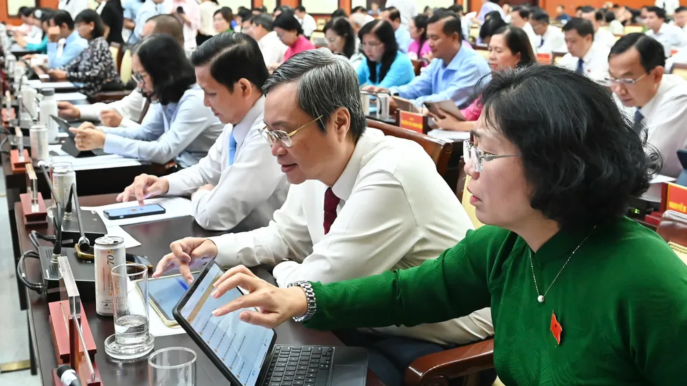 Thông qua 43 dự thảo nghị quyết, thúc đẩy TPHCM phát triển nhanh và bền vững