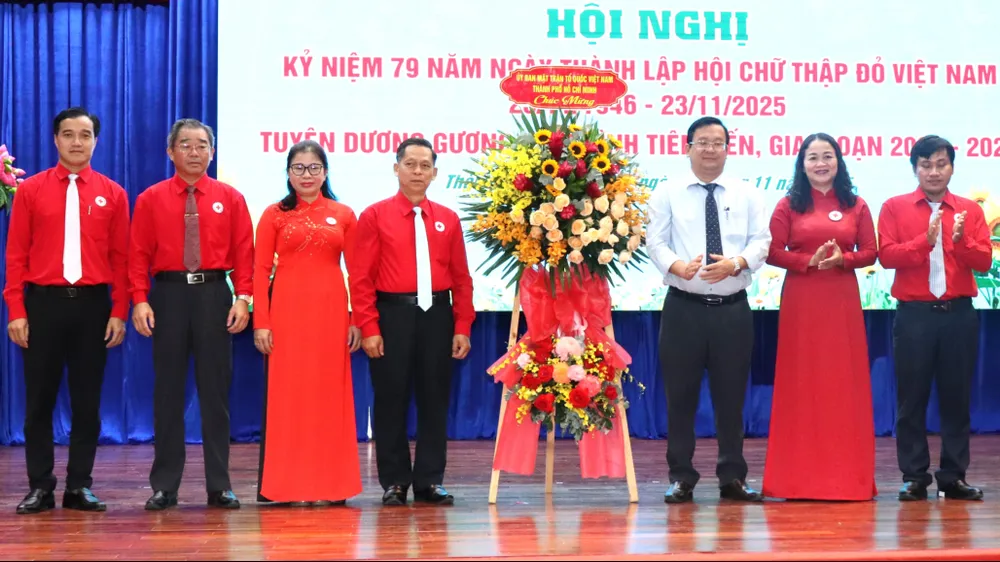 Phó Chủ tịch Ủy ban MTTQ Việt Nam TPHCM Phan Hồng Ân tặng hoa chúc mừng Hội Chữ thập đỏ TPHCM