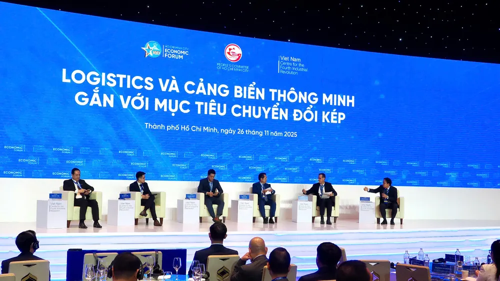 Các phiên thảo luận song song tại Diễn đàn Kinh tế mùa thu, trưa 26-11. Ảnh: HOÀNG HÙNG