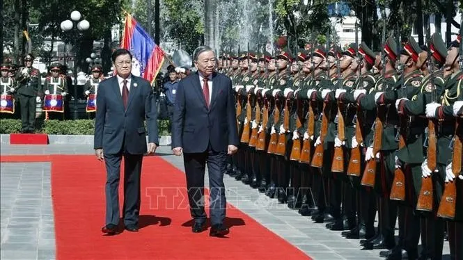 Lễ đón trọng thể Tổng Bí thư Tô Lâm và Phu nhân tại thủ đô Vientiane (Lào)