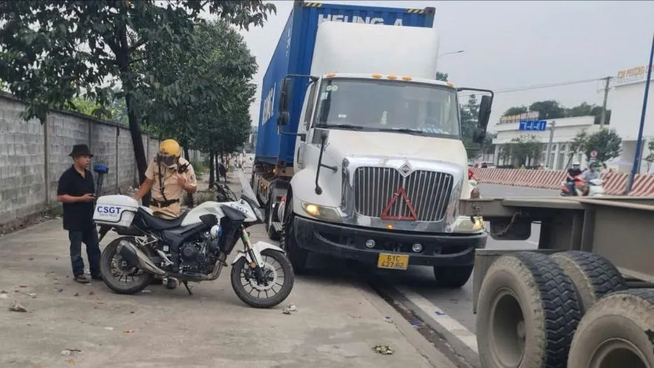 Xử lý hàng chục xe đầu kéo dừng đỗ sai quy định 
