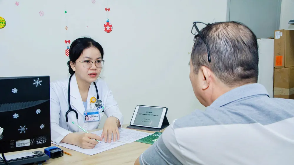 Bác sĩ Bệnh viện An Bình đang thăm khám cho người bệnh mắc sa sút trí tuệ