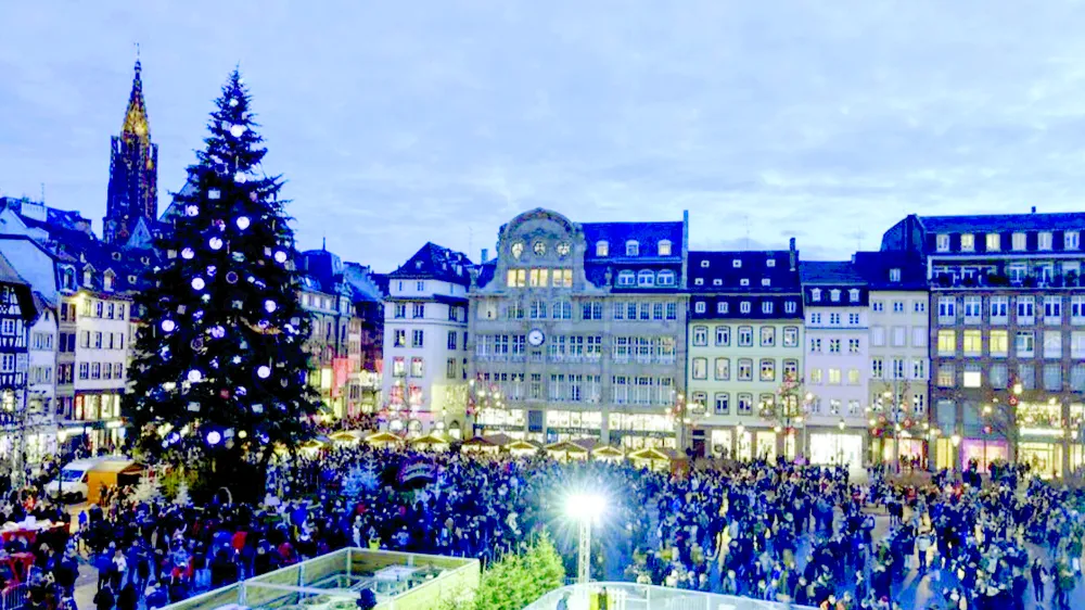 Chợ Giáng sinh Strasbourg. Ảnh: XINHUA 
