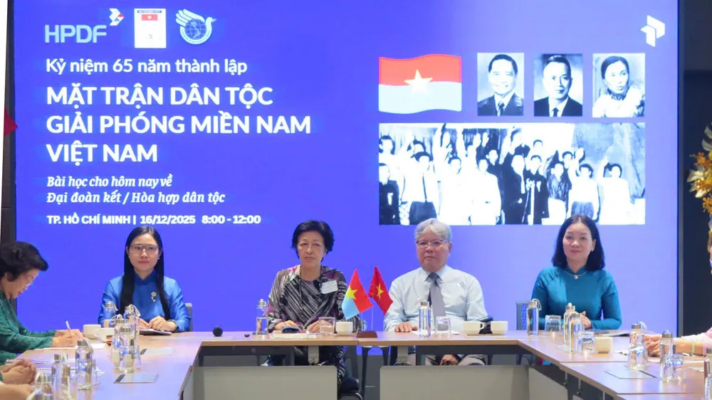 Ban điều hành buổi tọa đàm. Ảnh: THỤY VŨ