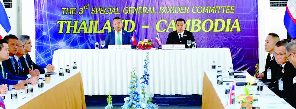 Bộ trưởng Quốc phòng Thái Lan Natthapon Nakpanich (phải) và Phó Thủ tướng kiêm Bộ trưởng Quốc phòng Campuchia Tea Seiha ký kết thỏa thuận ngừng bắn. Ảnh: Xinhua