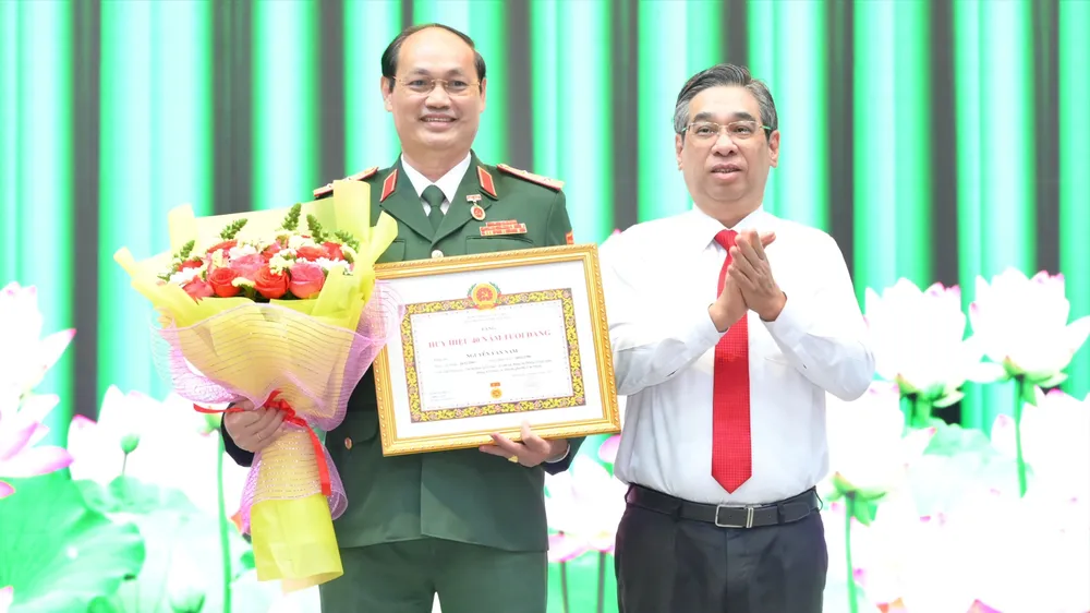 Trung tướng Nguyễn Văn Nam nhận Huy hiệu 40 năm tuổi Đảng