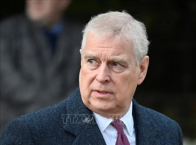 Ngày 19-2, Cảnh sát Thames Valley đã bắt giữ ông Andrew Mountbatten-Windsor, cựu hoàng tử, em trai Vua Charles (Trong ảnh: Hoàng tử Andrew của Vương quốc Anh, Công tước xứ York tham dự lễ Giáng sinh của Hoàng gia tại Nhà thờ Thánh Mary Magdalene ở miền Đông nước Anh, ngày 25-12-2022. Ảnh tư liệu: Reuters/TTXVN