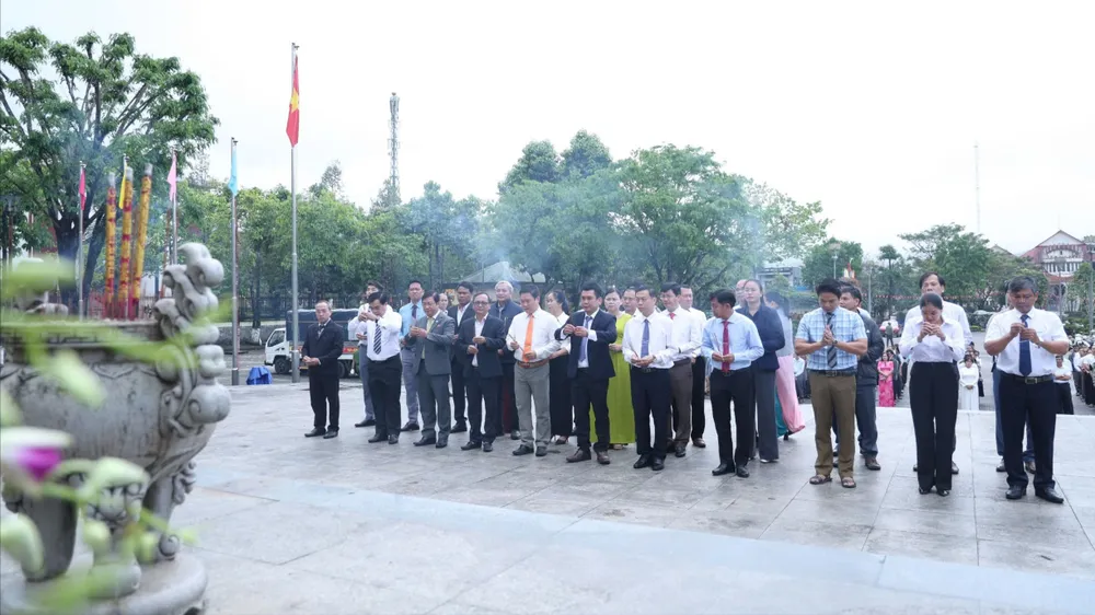 Dâng hoa, dâng hương kỷ niệm 81 năm Khởi nghĩa Ba Tơ, Quảng Ngãi