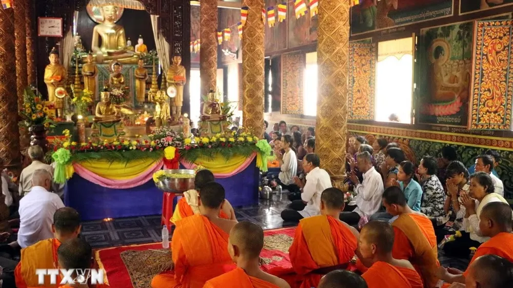 Sư sãi và bà con Phật tử Khmer tụng kinh trước khi làm Nghi lễ tắm Phật trong Tết Chôl Chnăm Thmây của đồng bào Khmer ở Sóc Trăng. Ảnh: TTXVN