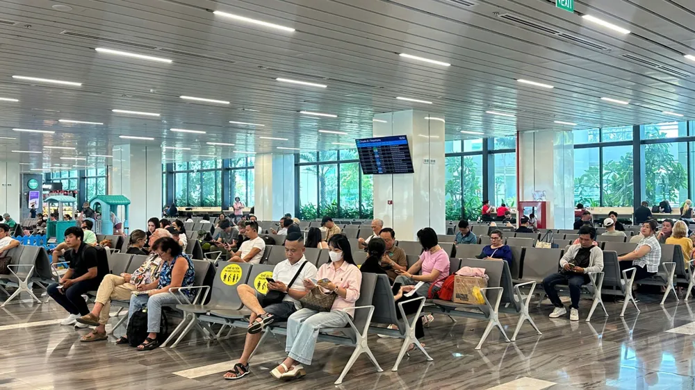 Hành khách chờ lên máy bay tại nhà ga T3
