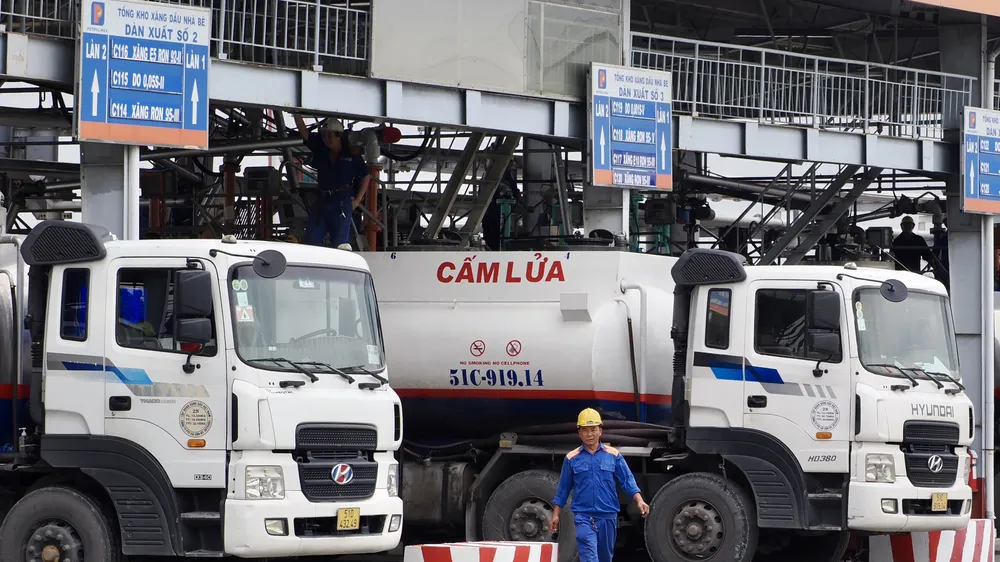 Các xe nhập xăng dầu tại Tổng kho Xăng dầu Nhà Bè, TPHCM. Ảnh: HOÀNG HÙNG