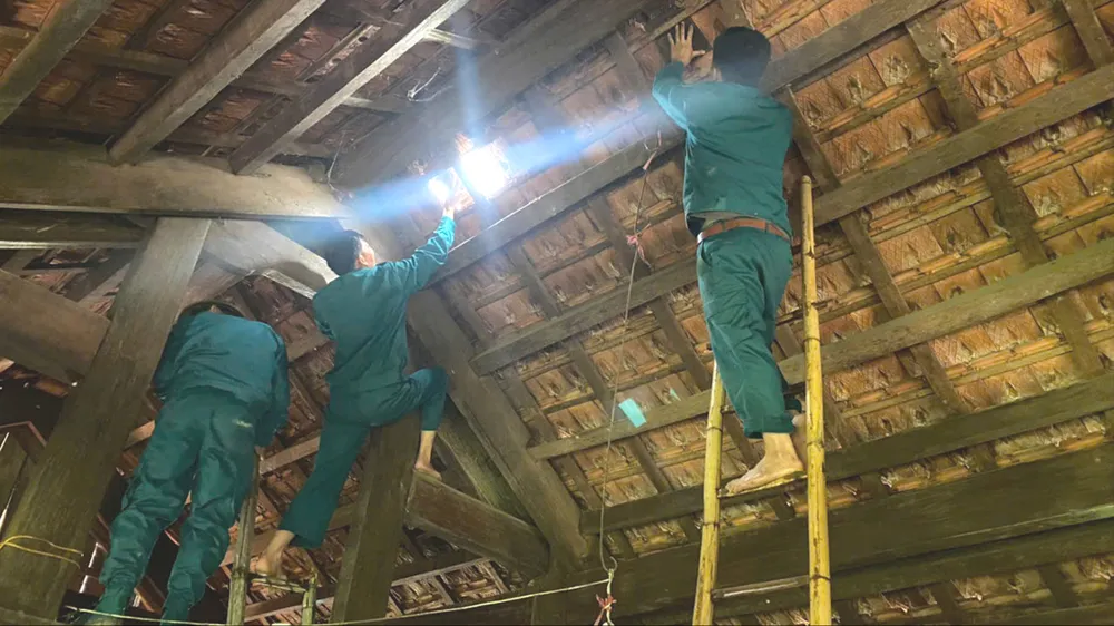 Mái nhà dân ở xã Thanh Bình Thọ bị cuốn tốc