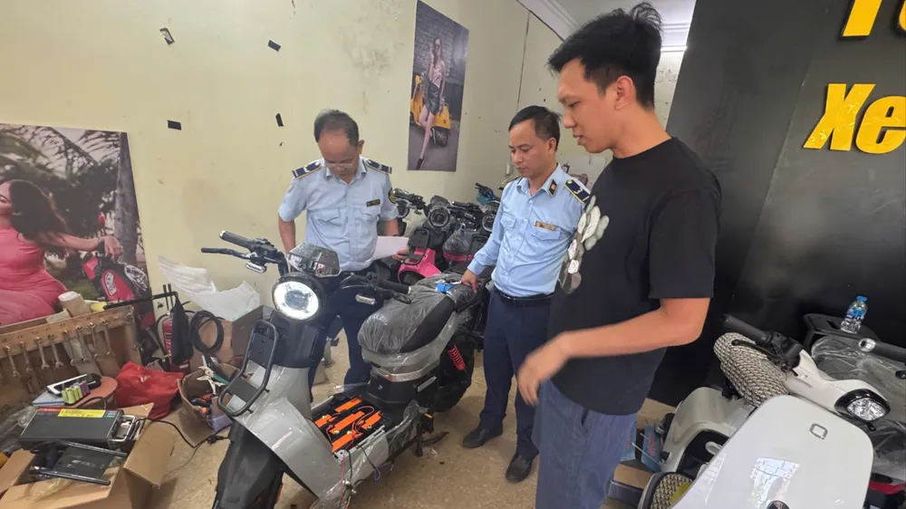 Lực lượng chức năng kiểm tra cơ sở kinh doanh xe điện tại đường Khuất Duy Tiến, Hà Nội, ngày 5-5. Ảnh: BẢO TRUNG