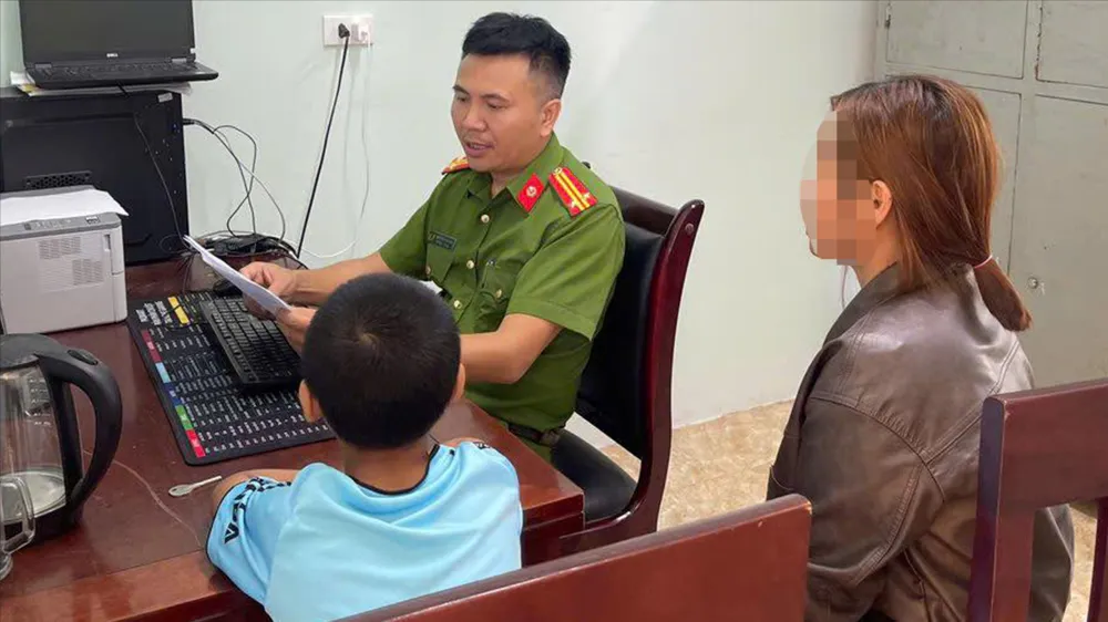 Công an xã Vân Du ghi nhận thông tin liên quan đến cháu N.H.T. Ảnh: Công an xã Vân Du 