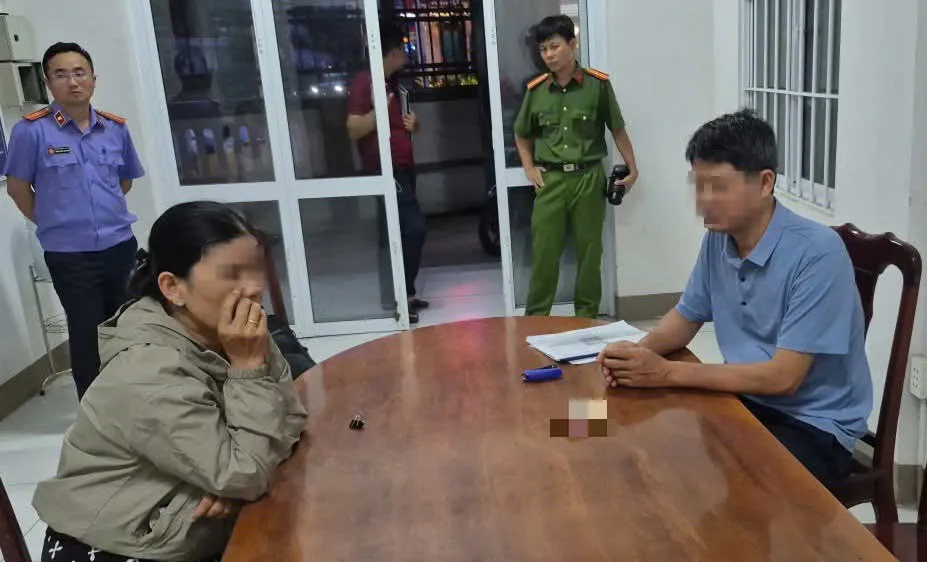 Báo trước có đoàn đến kiểm tra, trạm trưởng kiểm lâm bị khởi tố