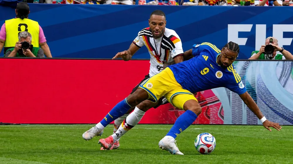 Các cầu thủ Curacao (phải) thi đấu kiên cường trước các đối thủ ở World Cup 2026