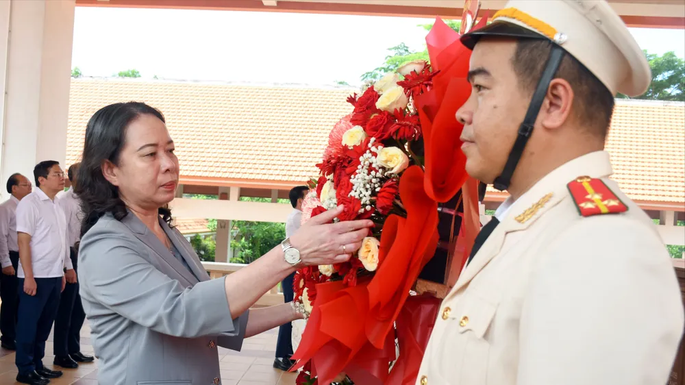 Phó Chủ tịch nước Võ Thị Ánh Xuân dâng hương tại Đền thờ Khu di tích cách mạng Bình Thành, tỉnh Tây Ninh