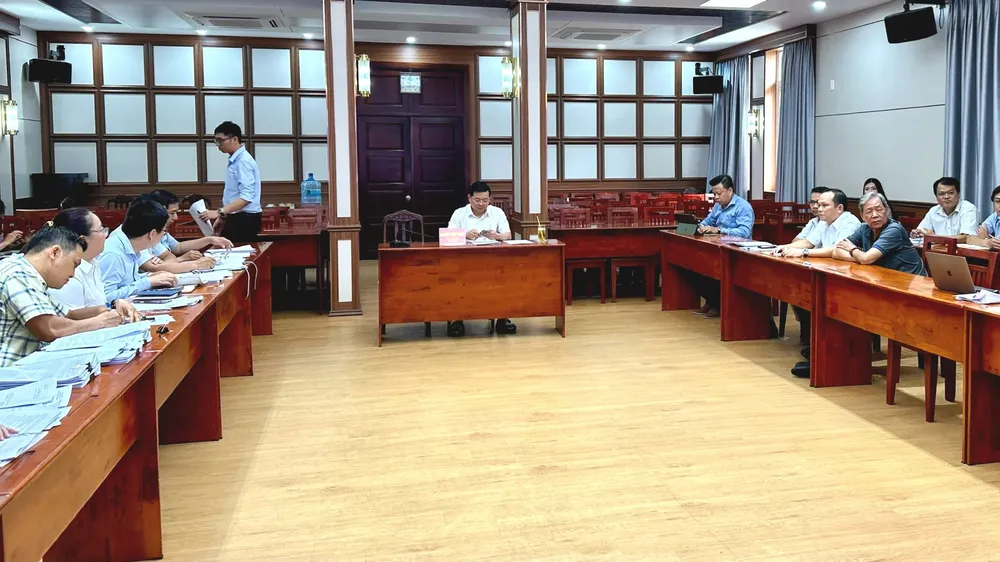 Buổi làm việc gỡ vướng cấp sổ hồng của Tổ công tác 1645. Ảnh: THANH HIỀN
