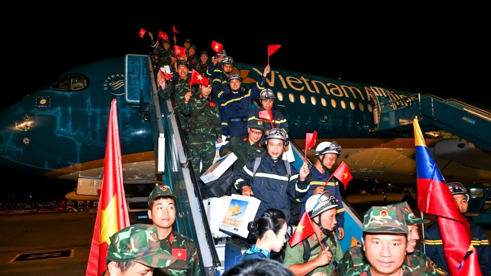 Các thành viên đoàn cứu hộ, cứu nạn Việt Nam đã hoàn thành nhiệm vụ nhân đạo tại Venezuela và trở về nước. Ảnh: HOÀNG LAM