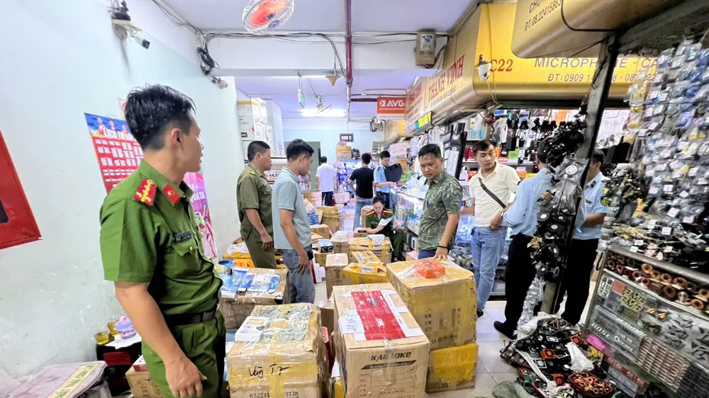 Lực lượng chức năng kiểm tra một cửa hàng kinh doanh các sản phẩm không rõ nguồn gốc trên địa bàn TPHCM. Ảnh: HỒNG VIỆT