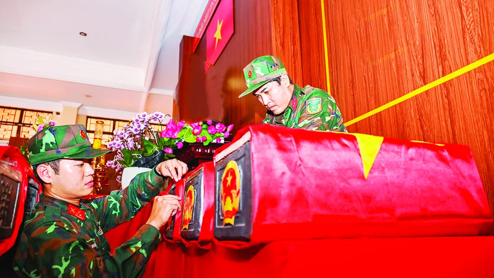 Các bộ hài cốt liệt sĩ vừa được phát hiện đang quàn tại Nhà Tưởng niệm Anh hùng liệt sĩ Công viên Lê Thị Riêng. ẢNH: MẠNH THẮNG