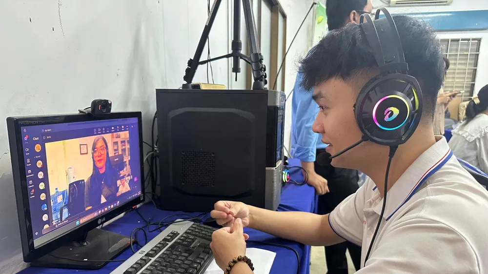 Doanh nghiệp và người ứng tuyển phỏng vấn trực tuyến tại Ngày hội việc làm, do Trung tâm Dịch vụ việc làm TPHCM tổ chức. ẢNH: NGÔ BÌNH