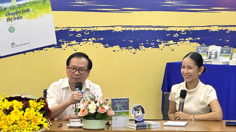 Nhà văn Nguyễn Nhật Ánh tại buổi ra mắt sách "Chuyện tình thị trấn". Ảnh: HỒ SƠN