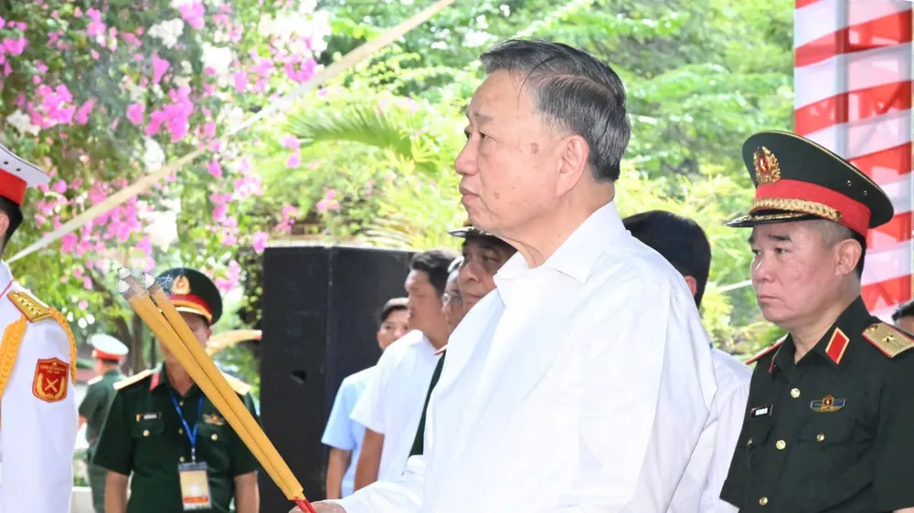 Tổng Bí thư, Chủ tịch nước Tô Lâm dâng hương tưởng niệm các Anh hùng liệt sĩ tại Công viên Lê Thị Riêng 