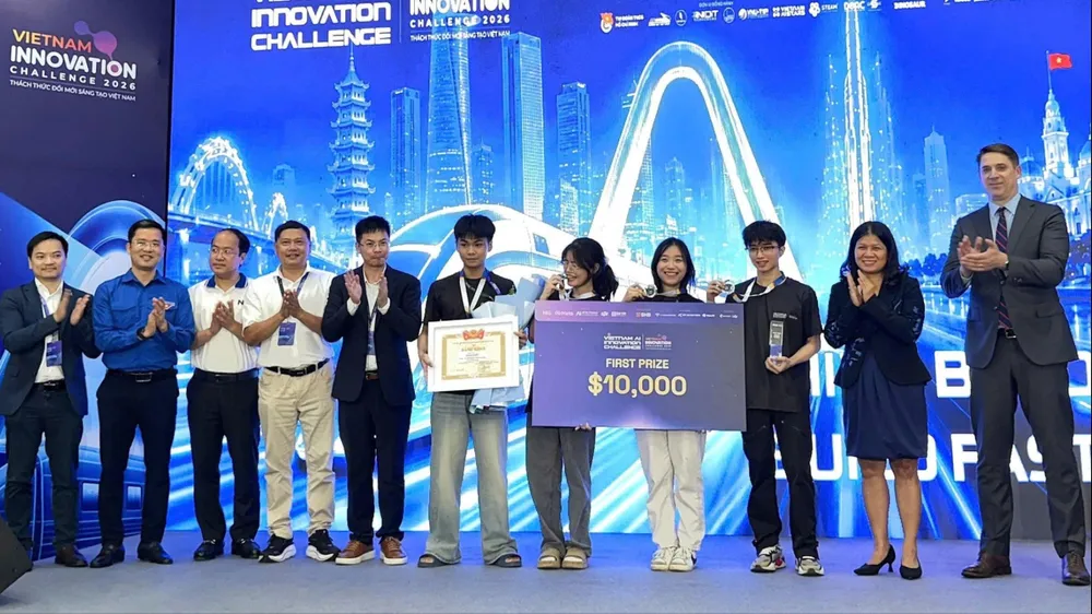 Đội L-GPT 6.7 được trao giải nhất với dự án cập nhật các quy định pháp luật mới nhất bằng công cụ AI. Ảnh: HÀ NGUYỄN