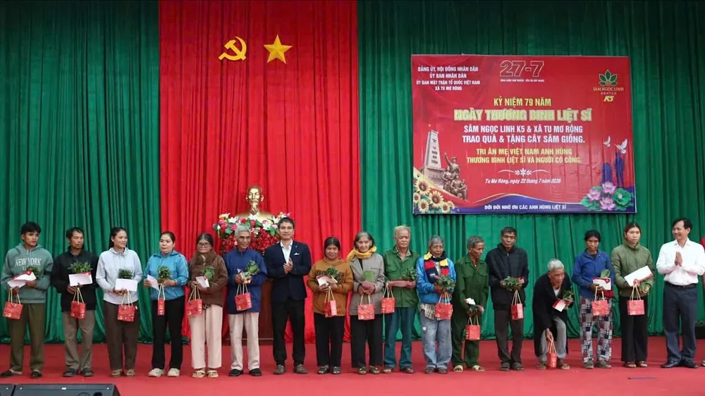Trao sâm giống Ngọc Linh cho gia đình người có công ở xã Tu Mơ Rông. Ảnh: THANH XIÊNG