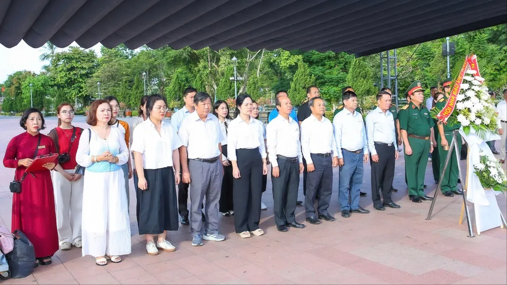 Đoàn công tác Hội Nhà báo Việt Nam dâng hương, dâng hoa tri ân các Anh hùng liệt sĩ tại Di tích quốc gia đặc biệt Thành cổ Quảng Trị