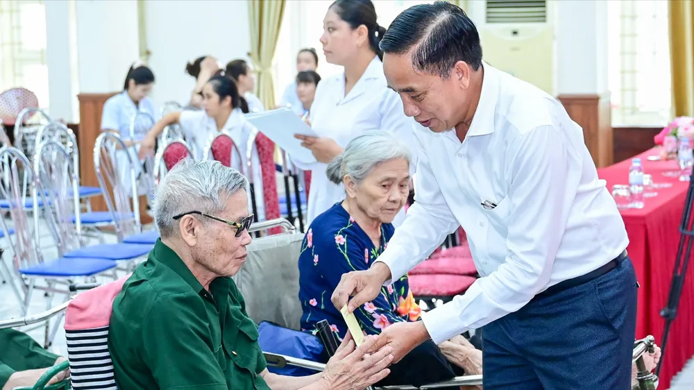 TPHCM thăm, tặng quà người có công tại Ninh Bình và Bắc Ninh
