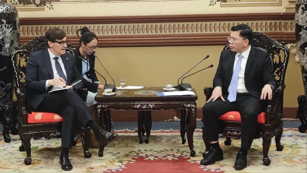 Phó Chủ tịch UBND TPHCM Hoàng Nguyên Dinh tiếp Chủ tịch chính quyền vùng Catalonia Salvador Illa i Roca. Ảnh: VIỆT ANH