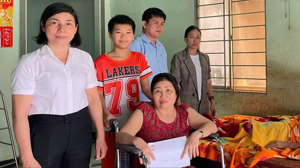 Lãnh đạo Ủy ban MTTQ Việt Nam xã Châu Đức trao số tiền bạn đọc Báo SGGP hỗ trợ gia đình ông Sỳ Voòng Sáng và bà Lê Thị Nga
