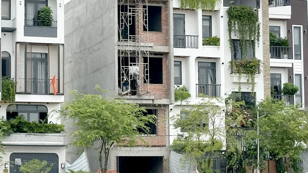 Người dân xây dựng nhà ở riêng lẻ tại khu dân cư thuộc phường Thới An, TPHCM. Ảnh: THANH HIỀN