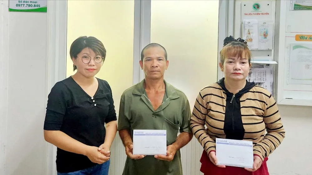 Báo SGGP trao tiền bạn đọc hỗ trợ đến gia đình 2 chị Nguyễn Thị Tuyền và Ngô Mỹ Uyên. Ảnh: GIAO LINH