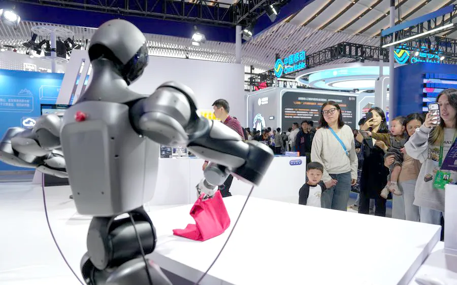 Robot hình người của Trung Quốc tại Hội nghị Internet thế giới ở Chiết Giang, Trung Quốc. Ảnh: XINHUA