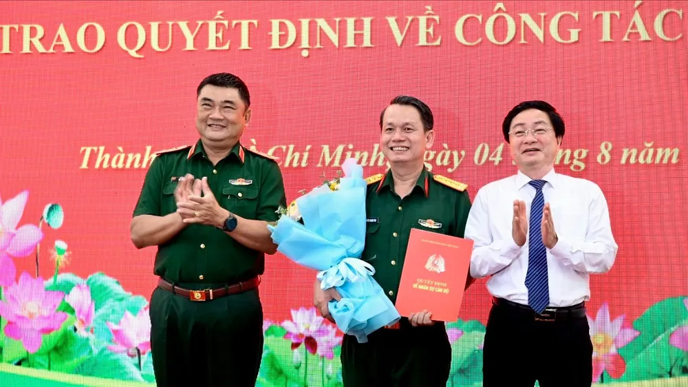 Trung tướng Lê Xuân Thế, Tư lệnh Quân khu 7 và Bí thư Tỉnh ủy tỉnh Tây Ninh Nguyễn Văn Quyết trao quyết định, tặng hoa chúc mừng Đại tá Nguyễn Thành Tâm