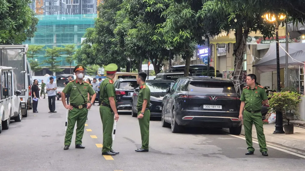 Nhiều cảnh sát xuất hiện tại nhà của Huấn Hoa Hồng
