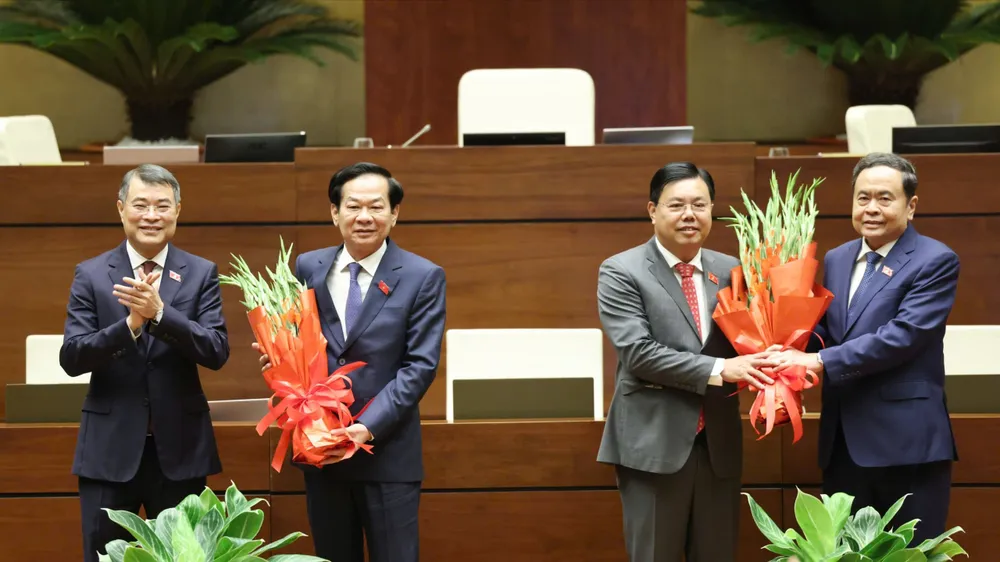 Thủ tướng Lê Minh Hưng và Chủ tịch Quốc hội Trần Thanh Mẫn tặng hoa chúc mừng Bí thư Thành ủy TP Cần Thơ Đỗ Thanh Bình và Bộ trưởng Bộ Nội vụ Nguyễn Tiến Hải, sáng 3-8. Ảnh: QUANG PHÚC