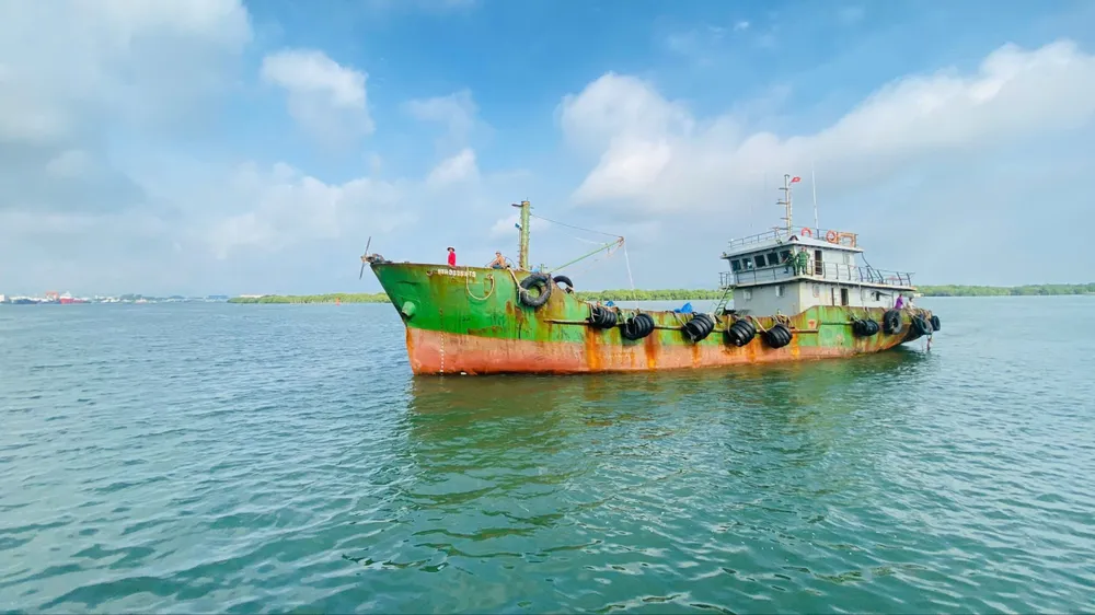 Phát hiện tàu chở 50.000 lít dầu diesel không rõ nguồn gốc