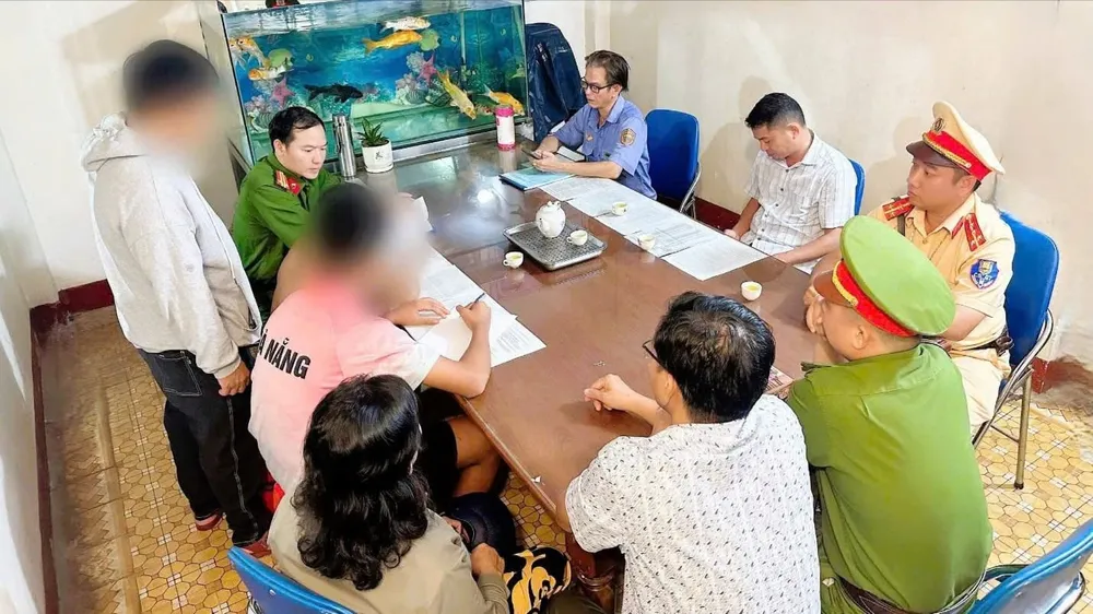Lực lượng chức năng TP Đồng Nai làm việc, nhắc nhở hai thiếu niên có hành vi ném đá vào tàu hỏa đang lưu thông. Ảnh: CAĐN cung cấp