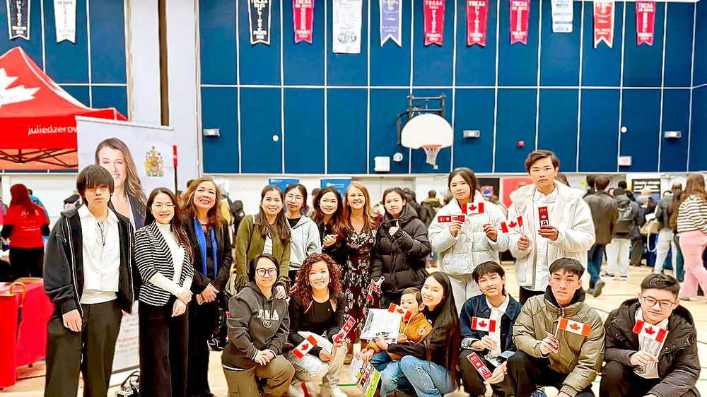 Các thành viên VYRH tham gia Hội chợ việc làm Devenport, Toronto, Canada. Ảnh: VYRH