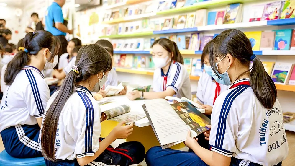 Các em học sinh Trường THCS Doi Lầu (xã An Thới Đông, TPHCM) hào hứng trải nghiệm mô hình “Thư viện Container”. Ảnh: Hội Doanh nhân trẻ TPHCM