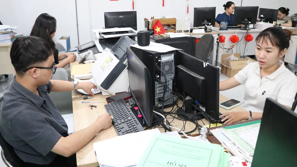 Cán bộ Văn phòng Đăng ký đất đai TPHCM (phường Gia Định, TPHCM) số hóa hồ sơ đất đai. ẢNH: NGÔ BÌNH