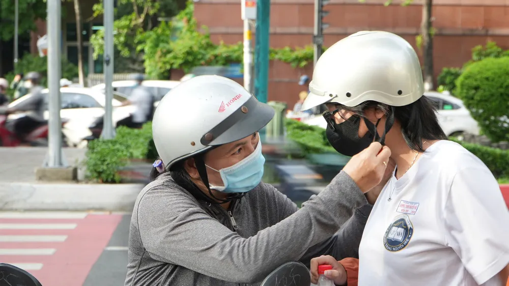 Mẹ chăm con trước những ngày con bước vào ngưỡng cửa đại học. Ảnh: HOÀNG HÙNG