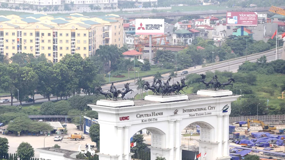 Hiếm hoi có khu đô thị ở Hà Nội ghi cả tiếng Việt trên biển tên đặt trước cổng. ẢNH: QUANG PHÚC